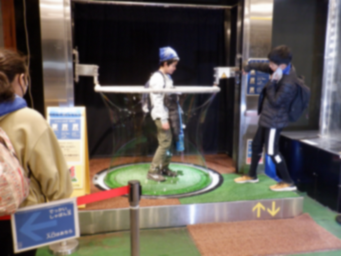 大きなシャボン玉の中に入れたよ