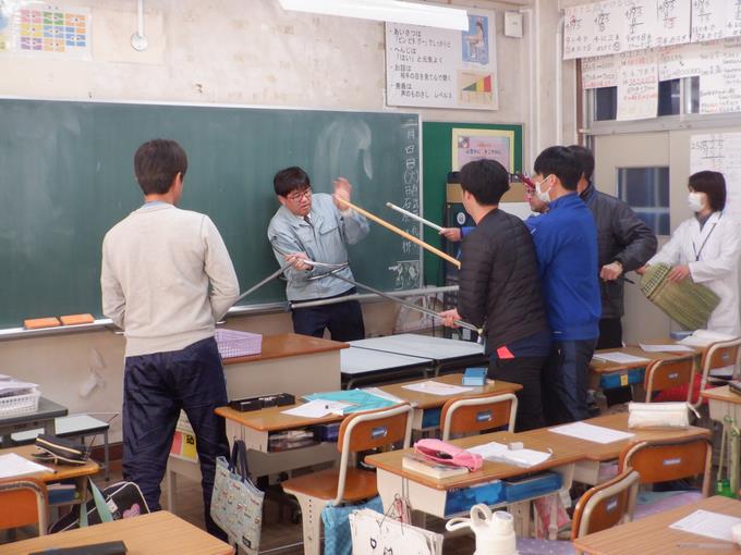 不審者役の警察官から刺又の使い方のレクチャーを受けました。