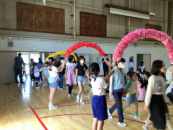 素敵な花のアーチを6年生とくぐりました