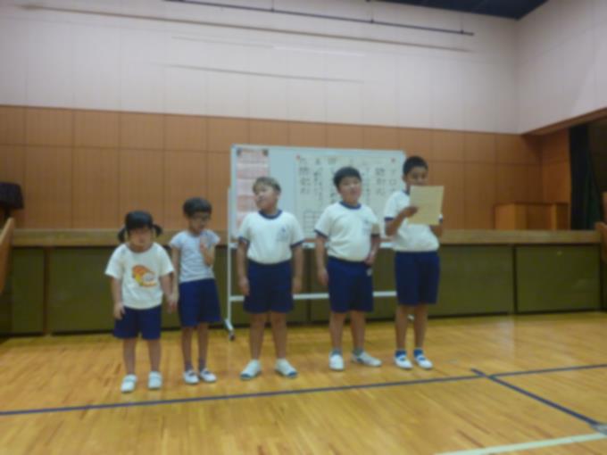 全体の前で学級紹介をしました