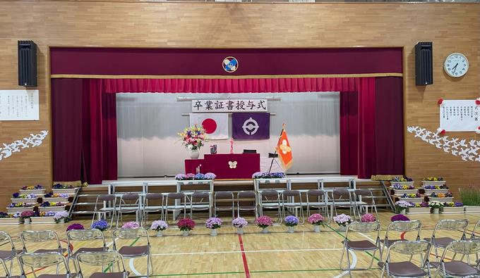 厳格な中にも華やかな壇上