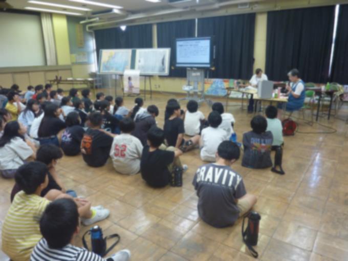 みんな真剣に聞いています。