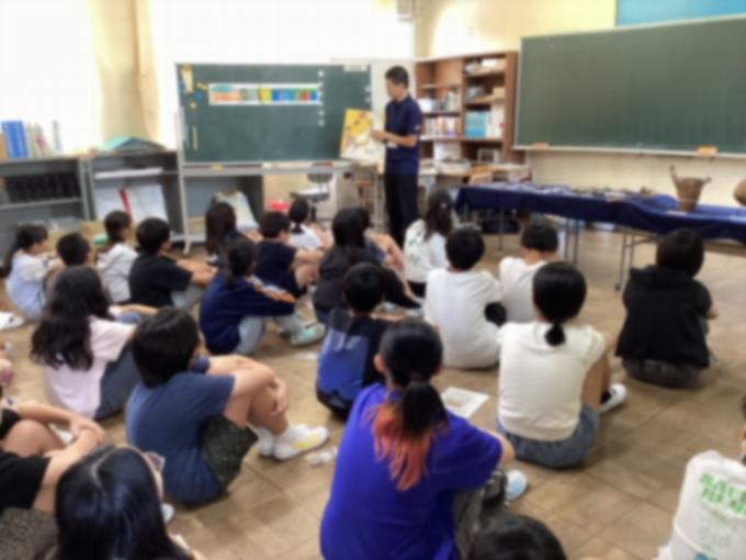 本物の土器に興味津々