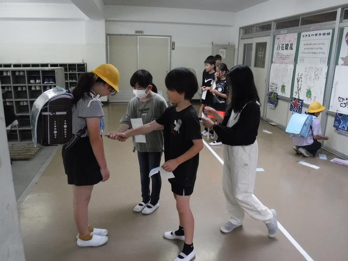 あいさつするとシールがもらえます。
