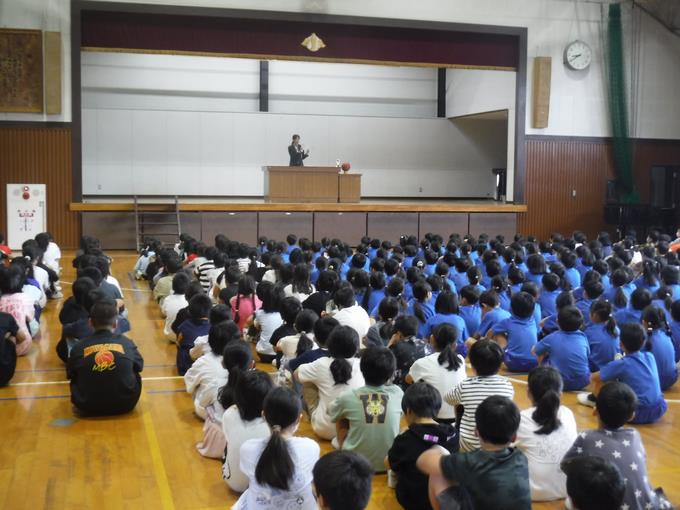 体育館に全校そろっての終業式