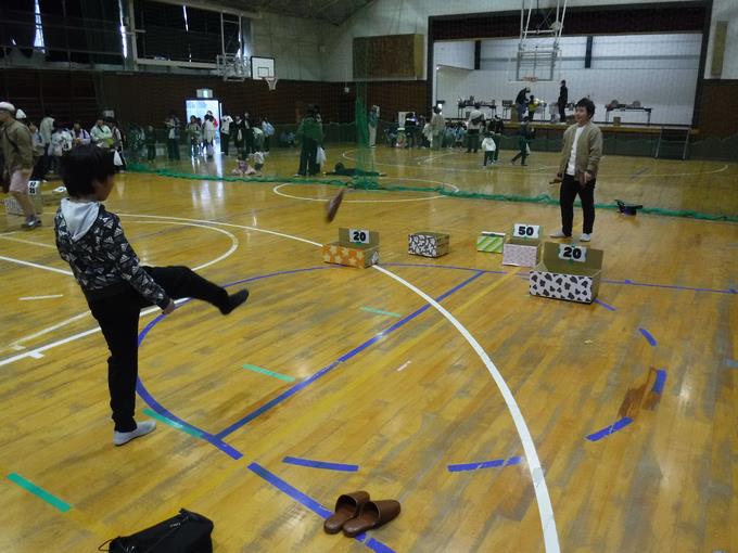 体育館ではスリッパ飛ばし