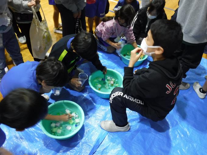 お箸でビー玉をすくいます。