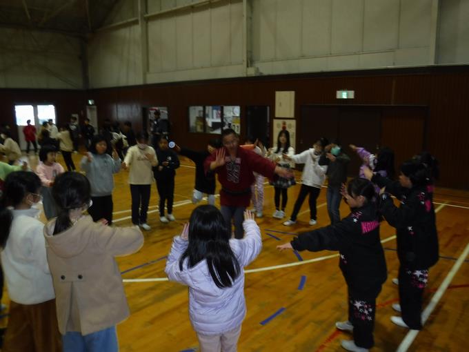 輪になって踊りを教わりました。