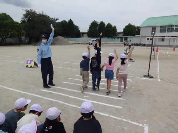 右手をしっかり挙げて