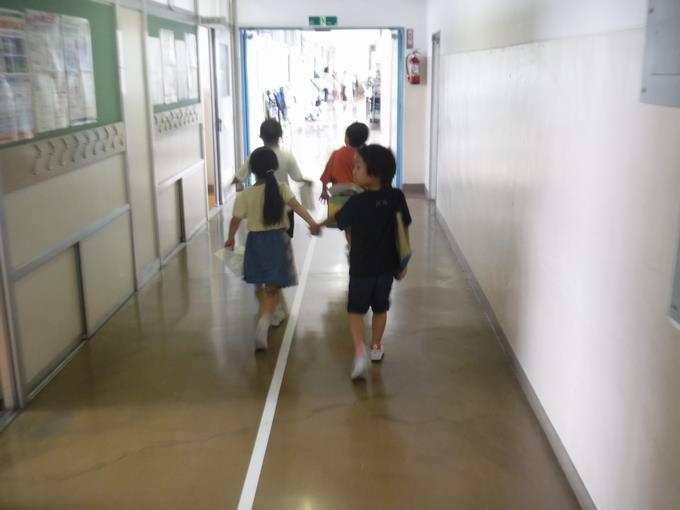 手をつないで歩く1・2年生