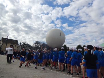 つなげ！みんなの思い！～紅白大玉送り～