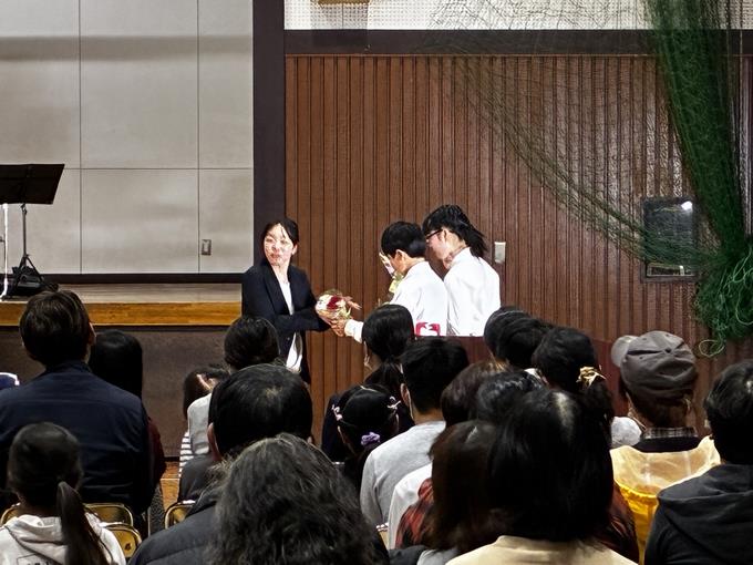 先生に花束でお礼を伝えました。