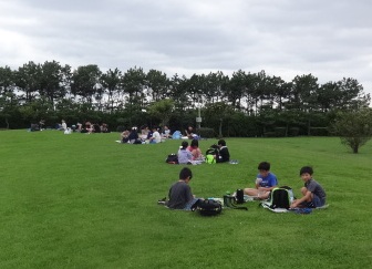 三番瀬環境学習館～芝生広場