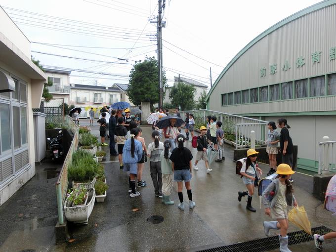 あいさつ運動の様子