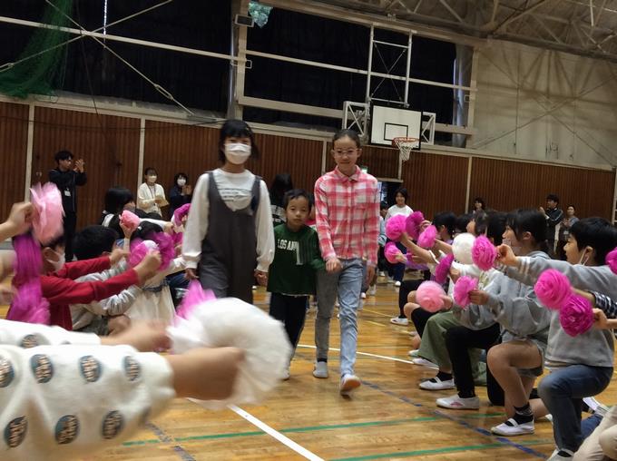1年生を迎える会 入場の様子