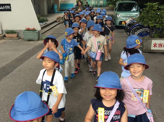 1年生学区探検 出発の様子
