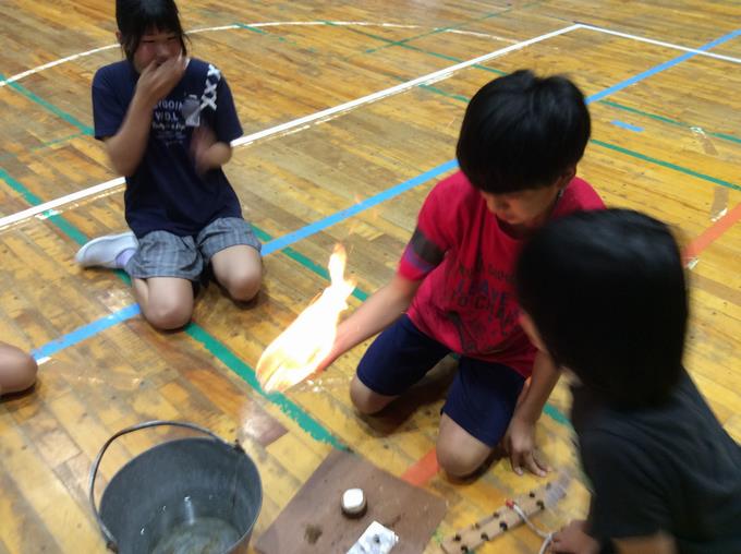 火おこし体験の様子3