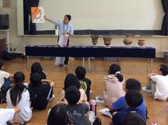 土器・石器の実物資料を使った説明