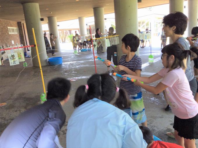 「水の魔法をおぼえよう」水遊びの様子