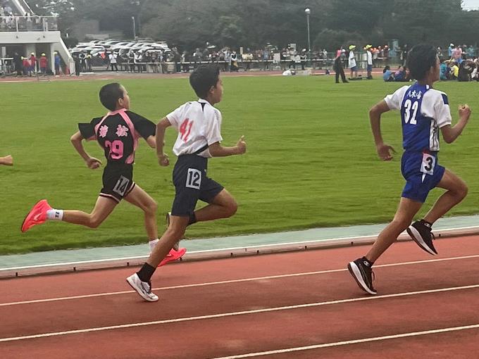 市民陸上大会の様子(800m走)