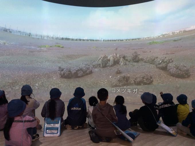 学習館での見学の様子
