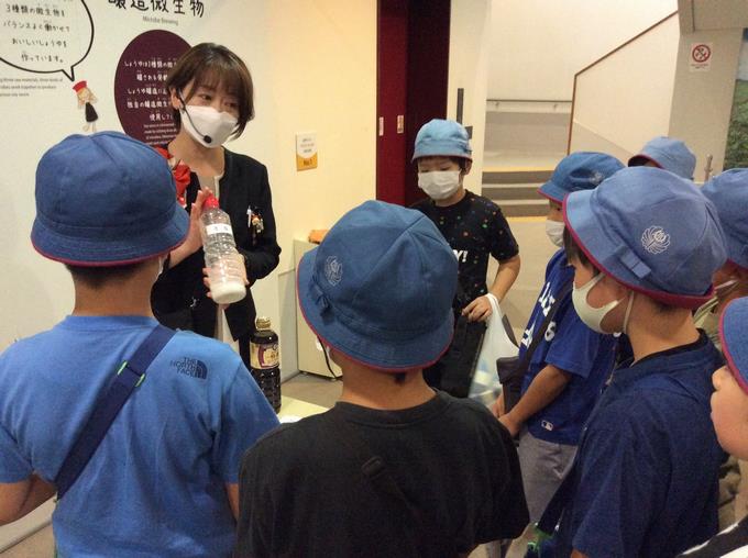 醬油工場の見学の様子