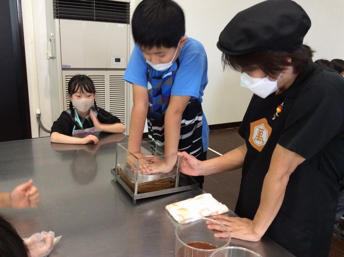 醤油づくり体験の様子