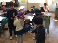 昔遊びの様子（けん玉）