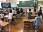 全校朝会で校歌を歌っています