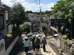 住宅地の中を通ります