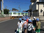 踏切を渡ります