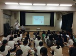 真剣に話を聞いています