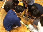 一生懸命火を起こしています