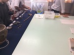 石器や土器を触っています