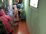 真剣に見学しています