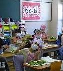 空豆をむく1年生