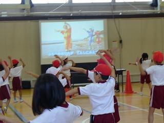 楽しみながら体を動かします