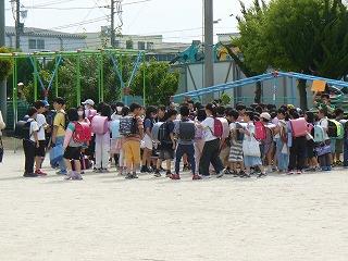 下校のコースに集まります