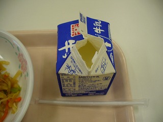 口を開けた牛乳
