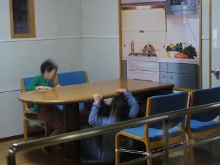 地震体験 すぐ食卓の下へ