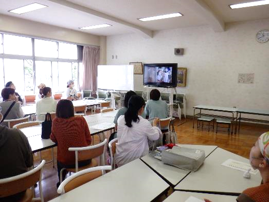 配膳の様子をビデオで