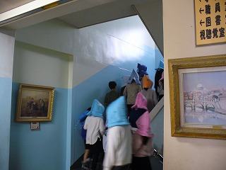 二次避難、階段を上ります