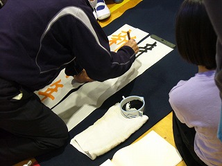 実際に書く筆遣いを見ます