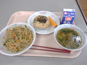 11日 ソース焼きそば・黒糖蒸しパン