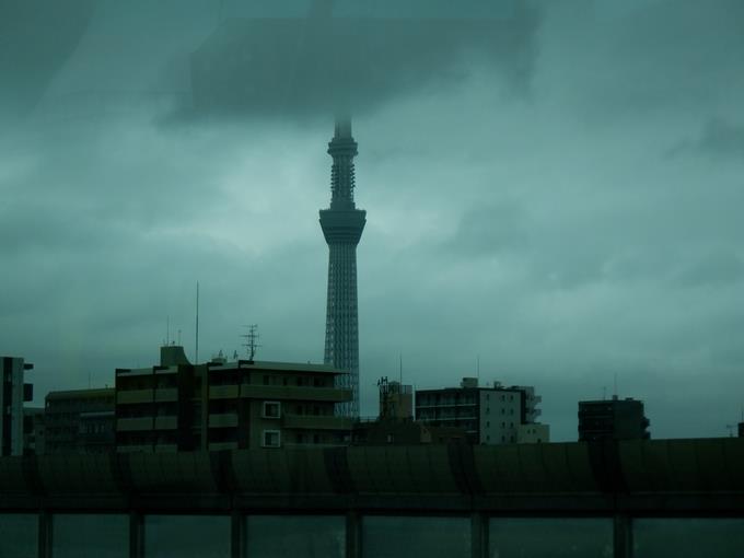 低い雲がかかるスカイツリー
