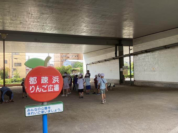 高速道路下の広場