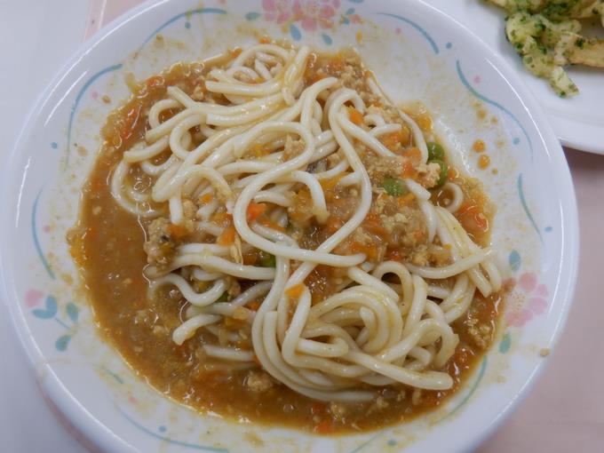 カレーソースをからめて…