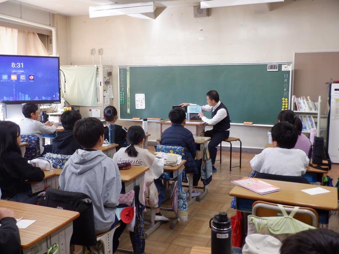 聞き入ってます