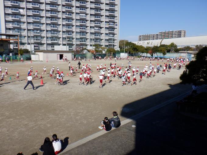 校庭を走ります！