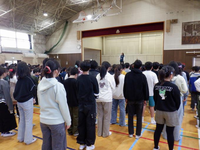 今月の歌を全校合唱